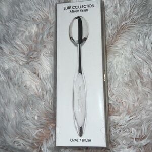 The Iconic Oval 7 Brush still in package.